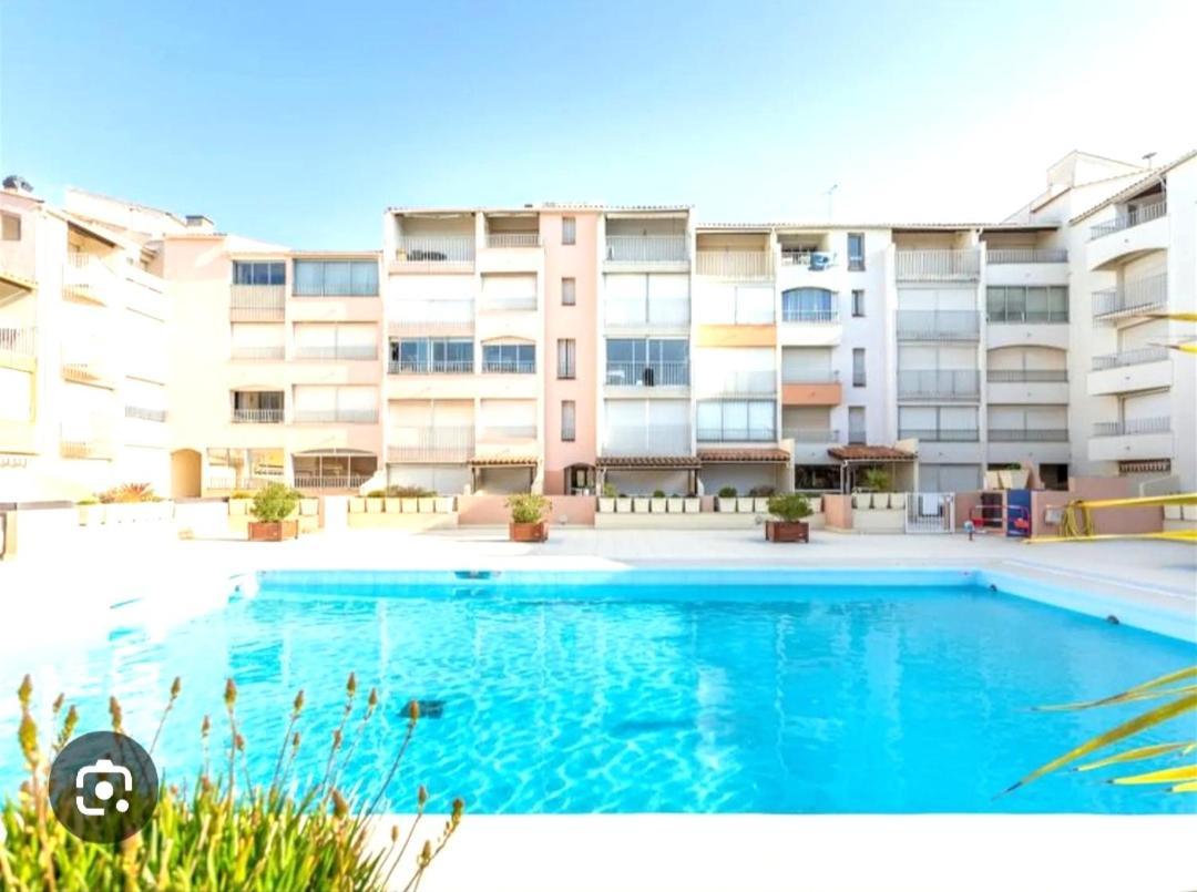 Centre Port,Studio Cosy,Vue Piscine Et Sur Le Parking Prive Ainsi Que Le Mont Saint Martin Agde Exterior photo